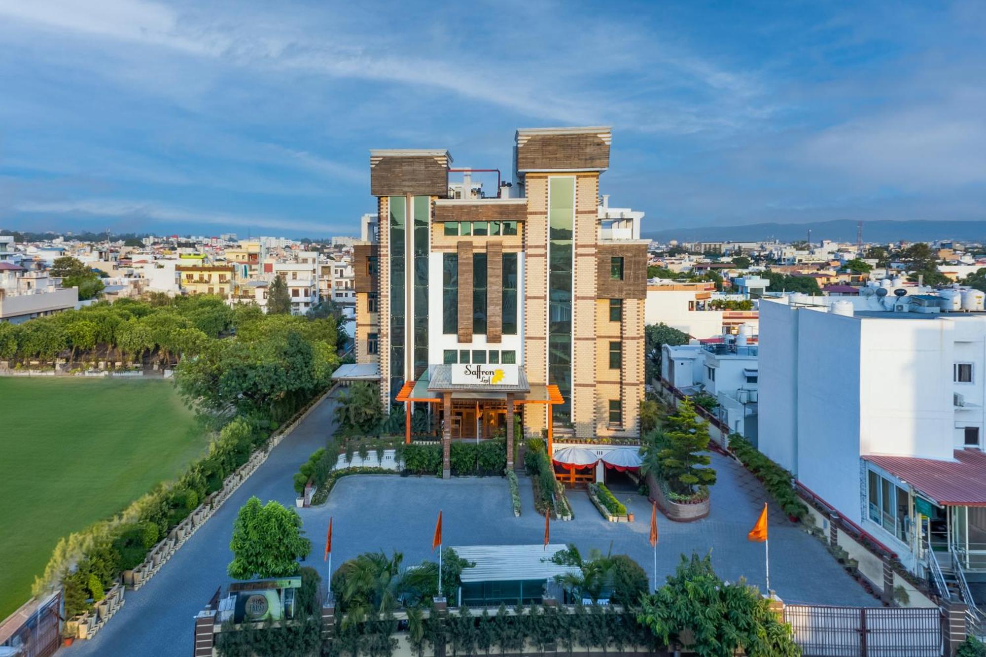 Hotel Saffron Leaf Дехрадун Екстериор снимка