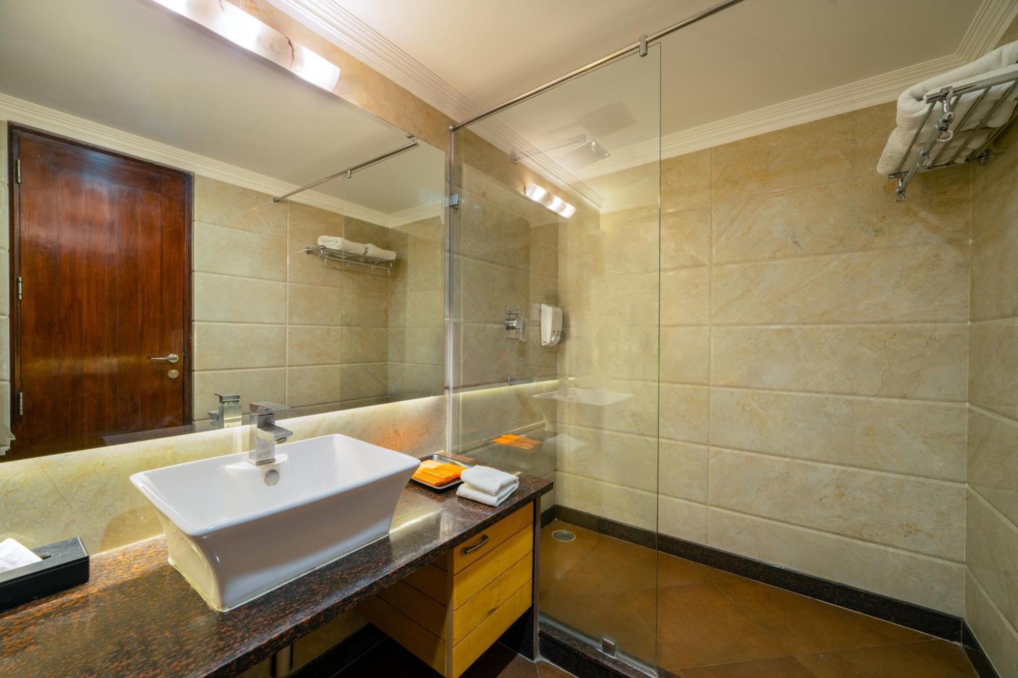 Hotel Saffron Leaf Дехрадун Екстериор снимка