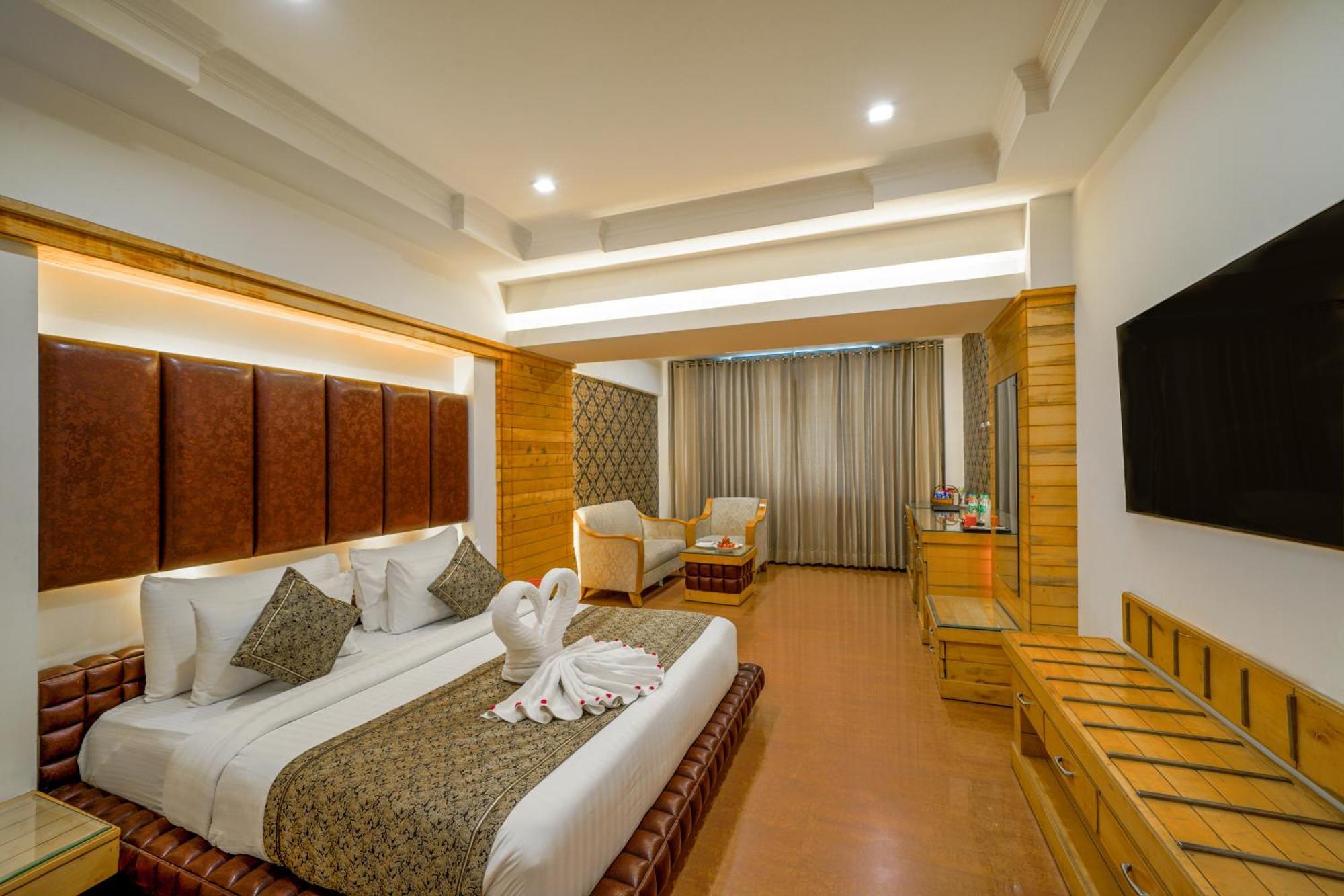 Hotel Saffron Leaf Дехрадун Екстериор снимка