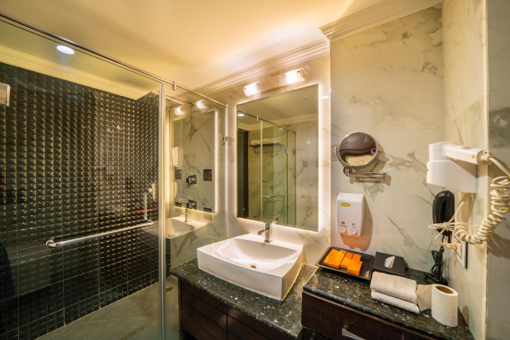 Hotel Saffron Leaf Дехрадун Екстериор снимка