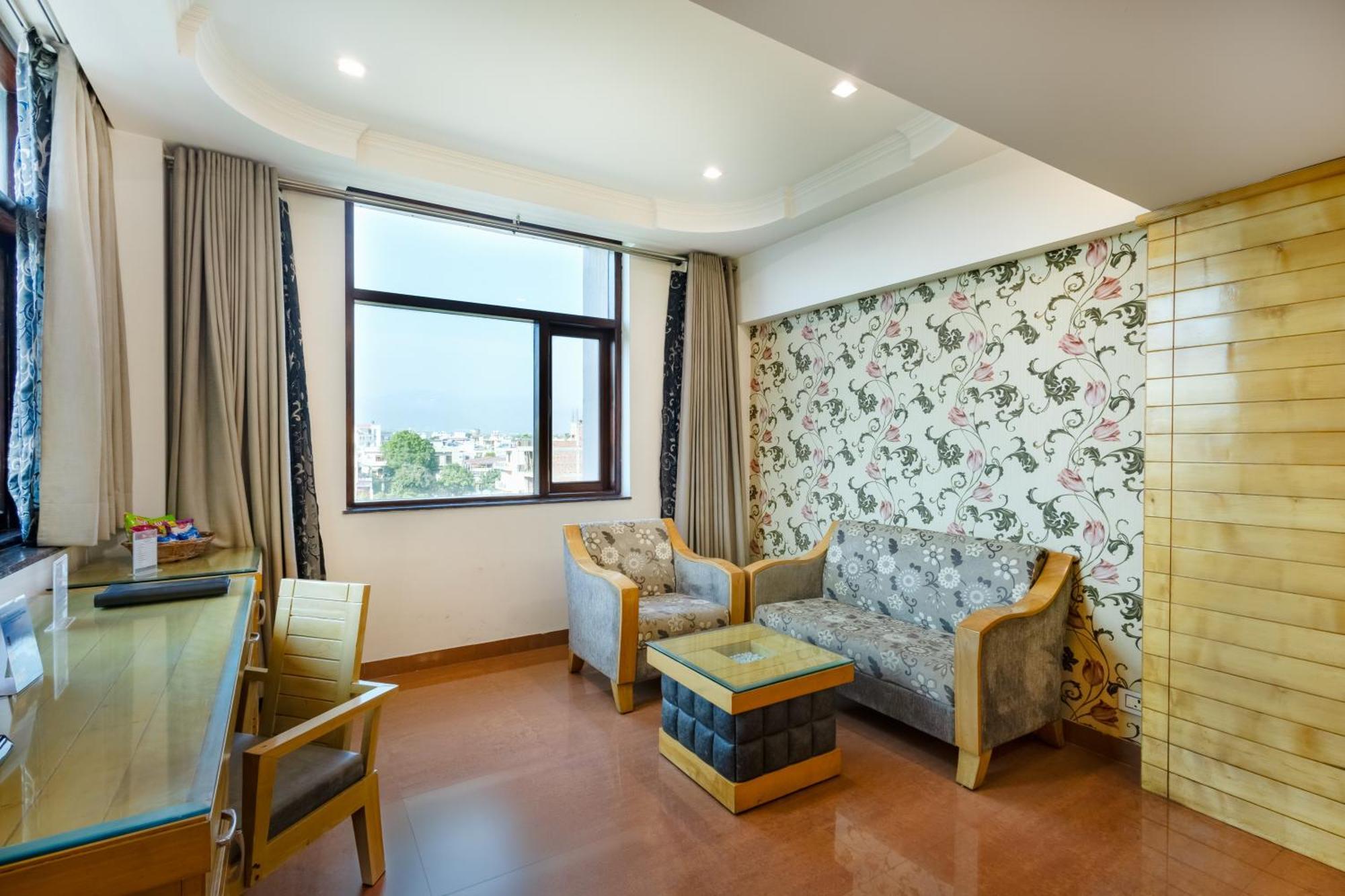 Hotel Saffron Leaf Дехрадун Екстериор снимка