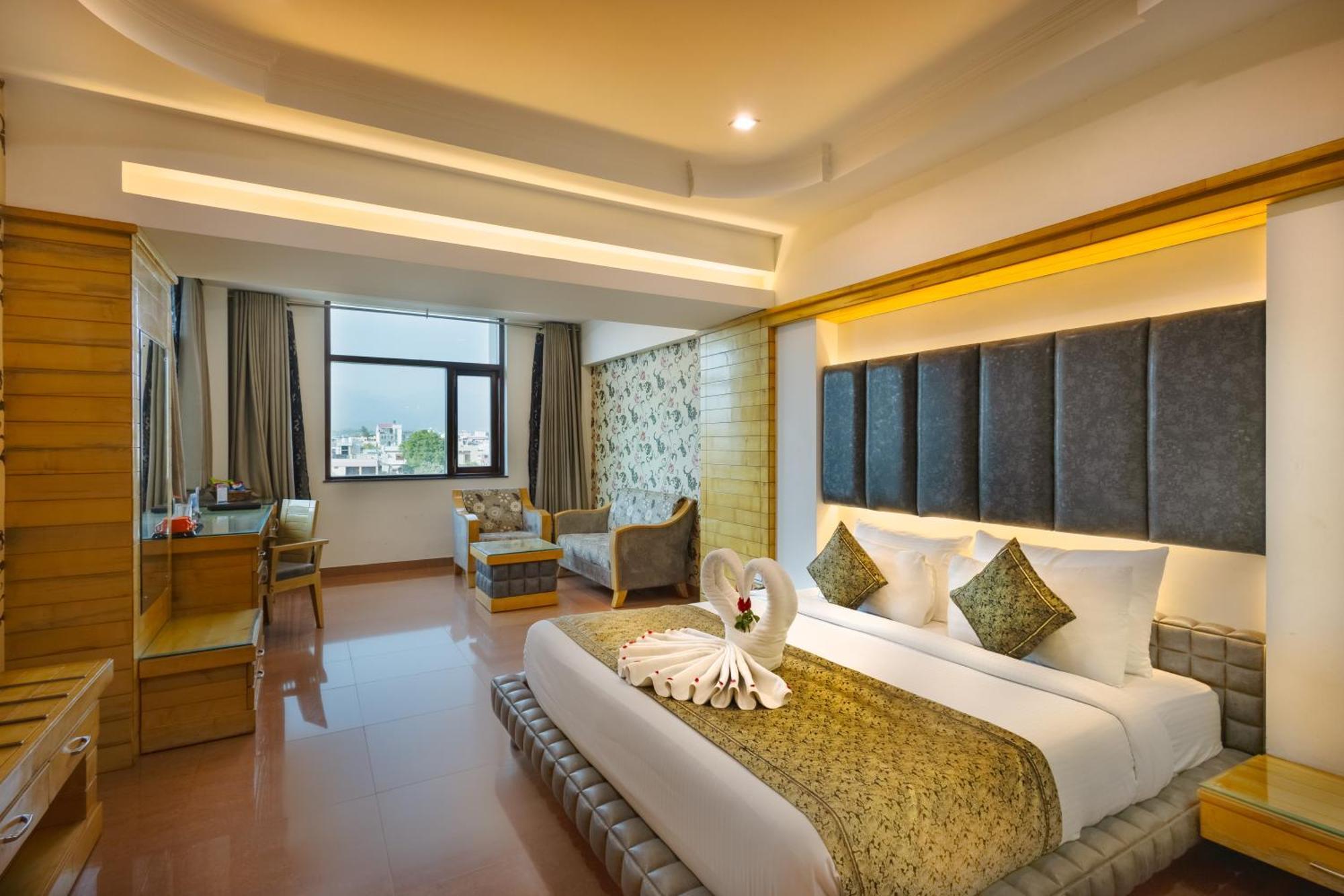 Hotel Saffron Leaf Дехрадун Екстериор снимка
