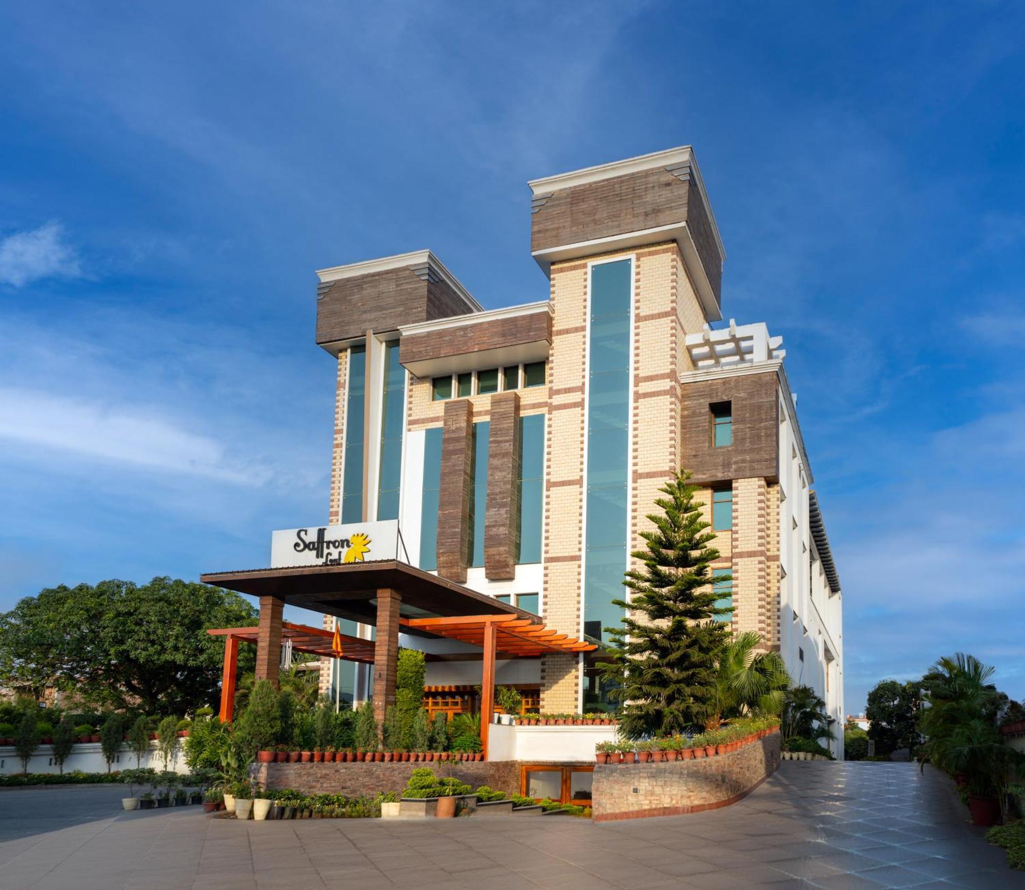 Hotel Saffron Leaf Дехрадун Екстериор снимка