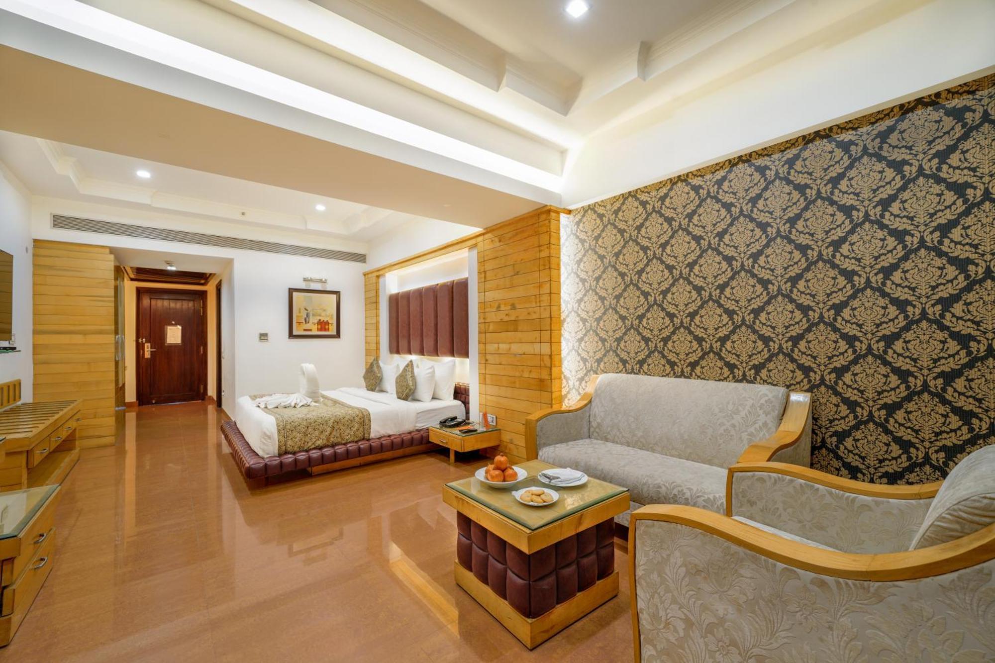 Hotel Saffron Leaf Дехрадун Екстериор снимка