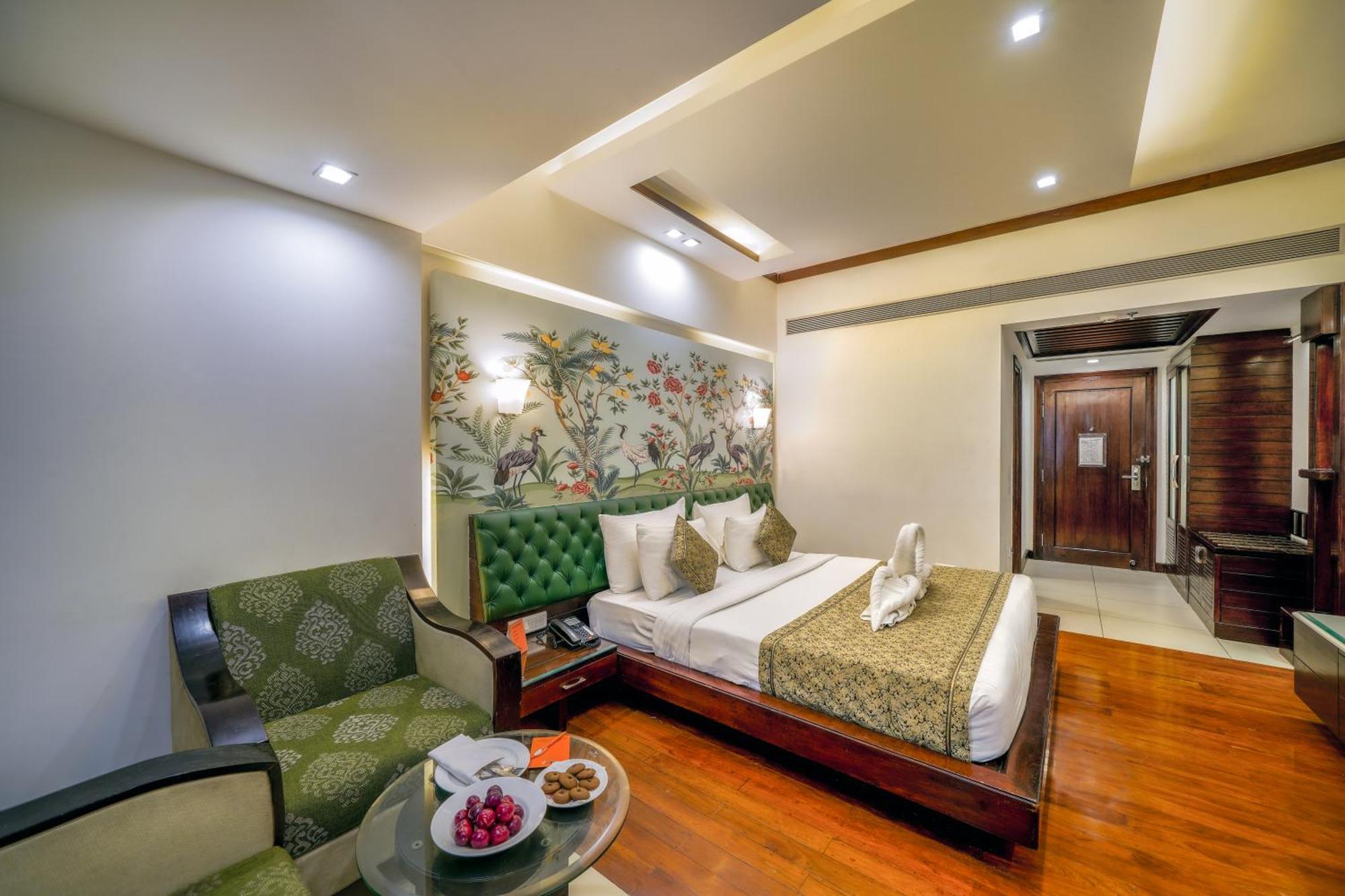 Hotel Saffron Leaf Дехрадун Екстериор снимка
