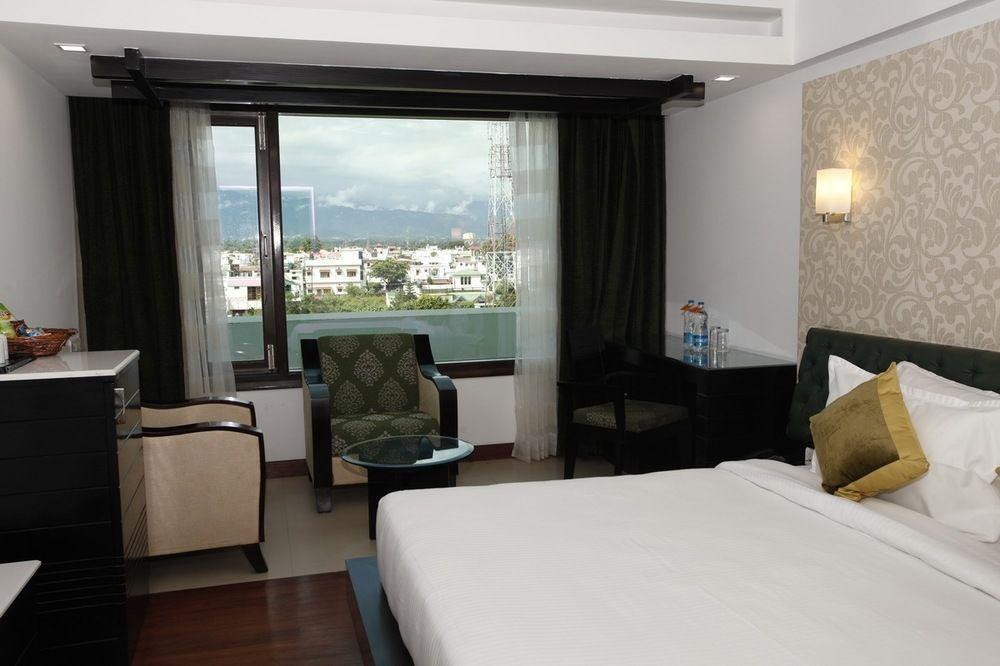Hotel Saffron Leaf Дехрадун Екстериор снимка