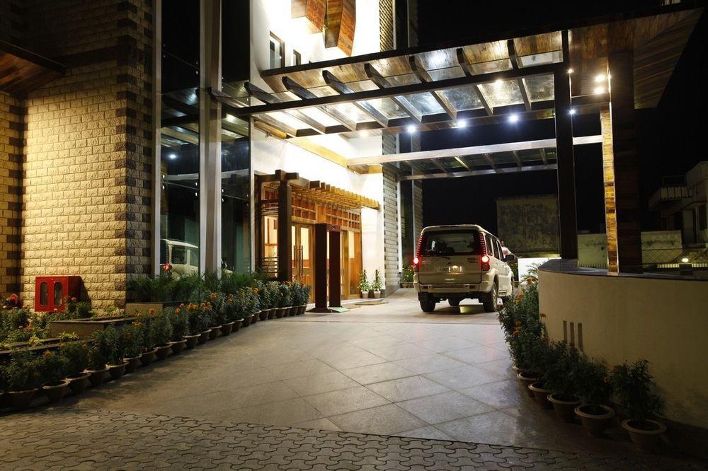 Hotel Saffron Leaf Дехрадун Екстериор снимка