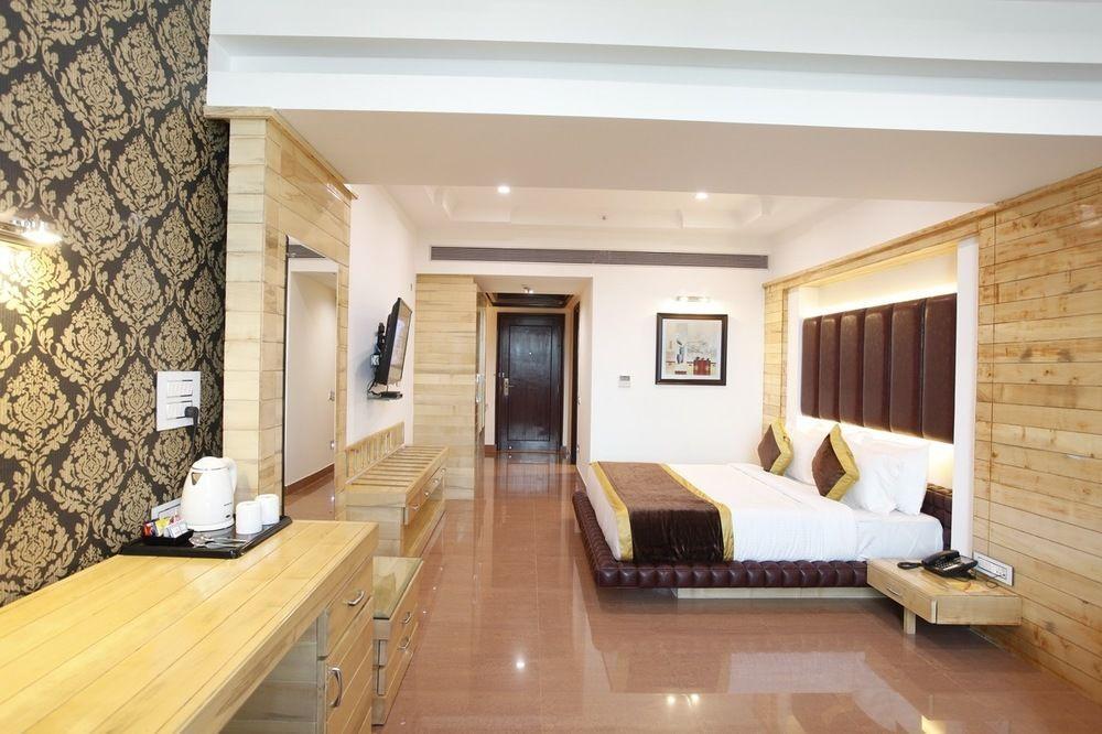 Hotel Saffron Leaf Дехрадун Екстериор снимка