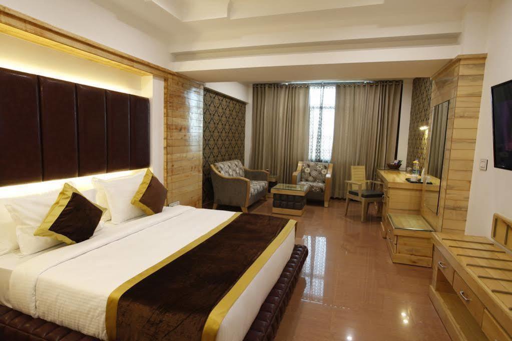 Hotel Saffron Leaf Дехрадун Екстериор снимка
