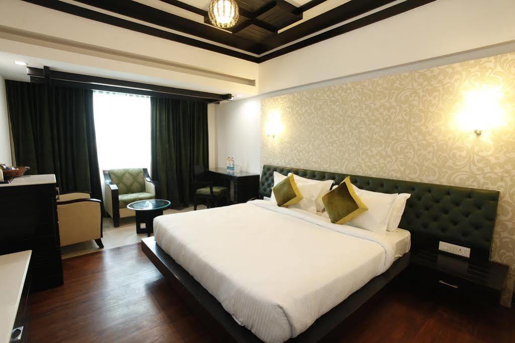 Hotel Saffron Leaf Дехрадун Екстериор снимка